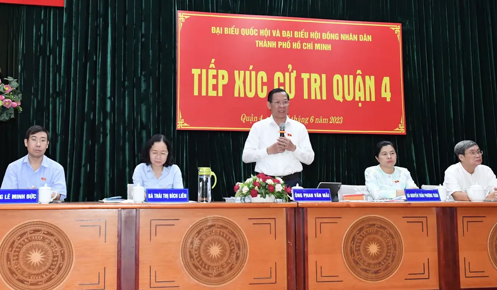 Chủ tịch UBND TPHCM Phan Văn Mãi trao đổi với cử tri quận 4 về các nội dung cử tri quan tâm. Ảnh: VIỆT DŨNG