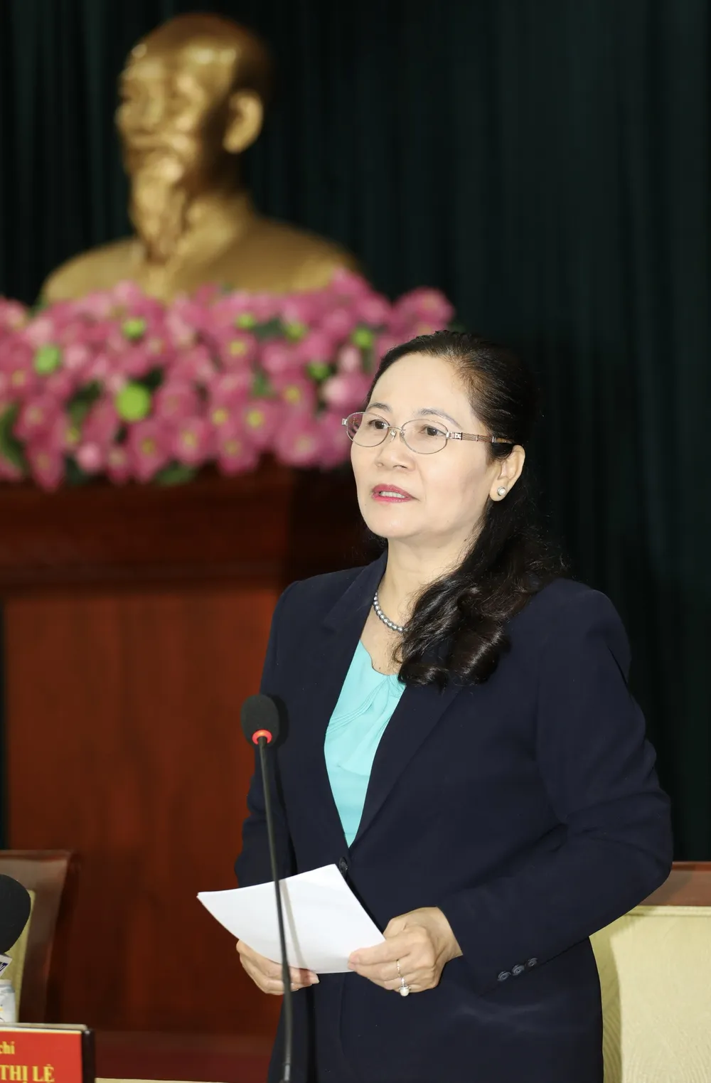 Chủ tịch HĐND TPHCM Nguyễn Thị Lệ trao đổi với cán bộ nữ tham dự hội nghị. Ảnh: DŨNG PHƯƠNG