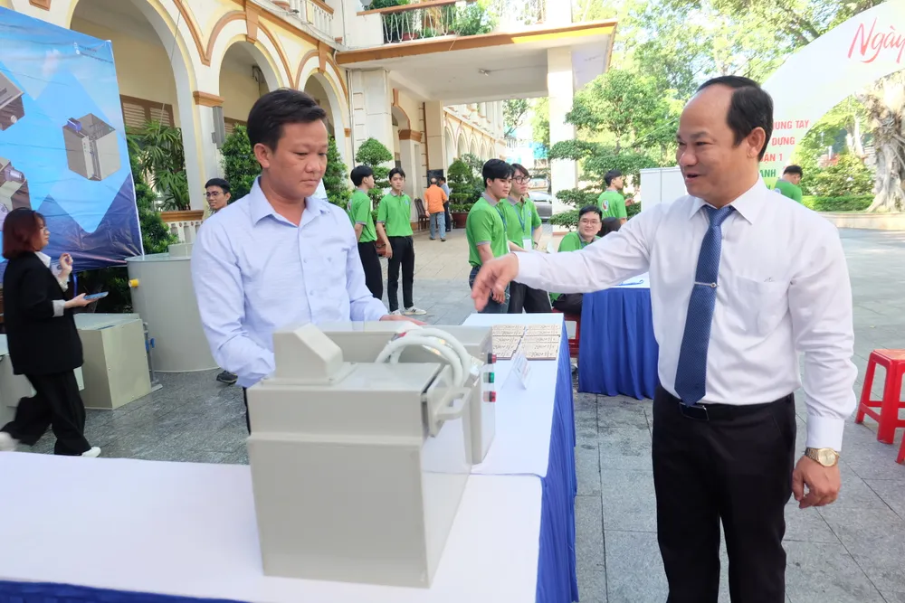 Chủ tịch UBND quận 1 Lê Đức Thanh tìm hiểu về hệ thống xử lý nước thải