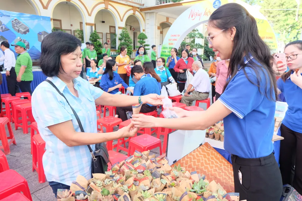 Người dân đổi rác lấy cây xanh tại "Ngày hội Môi trường trên địa bàn quận 1"