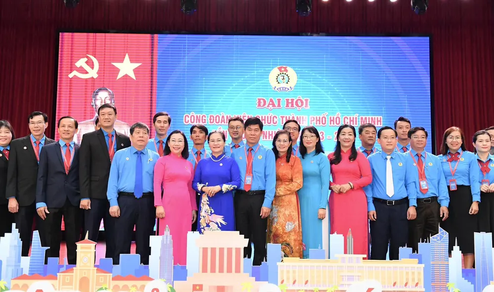 Lãnh đạo TPHCM chụp hình cùng các đại biểu dự đại hội. Ảnh: VIỆT DŨNG