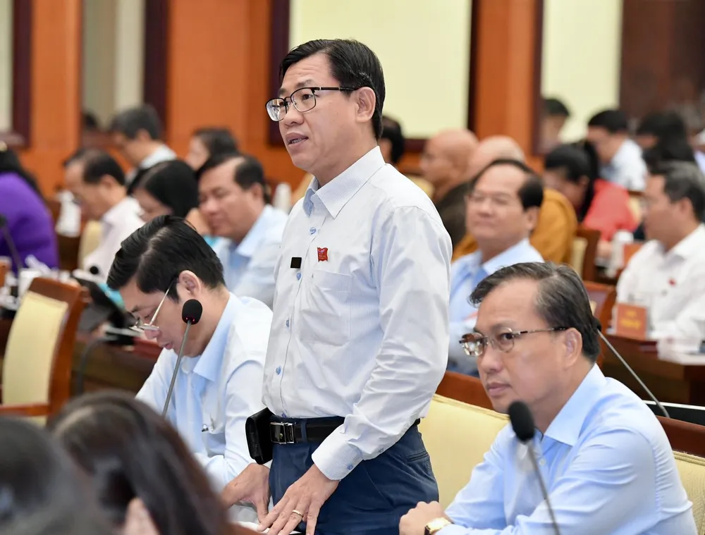 ĐB Lê Xuân Viên (TP Thủ Đức) chất vấn Chủ tịch UBND quận 1. Ảnh: VIỆT DŨNG