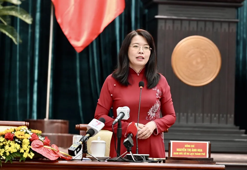 Giám đốc Sở Du lịch TPHCM Nguyễn Thị Ánh Hoa trả lời chất vấn tại kỳ họp. Ảnh: VĂN MINH