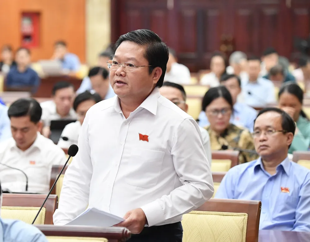 Giám đốc Sở LĐTB-XH Lê Văn Thinh báo cáo về công tác tập trung trẻ em, người lang thang xin ăn trên địa bàn TPHCM. Ảnh: VIỆT DŨNG