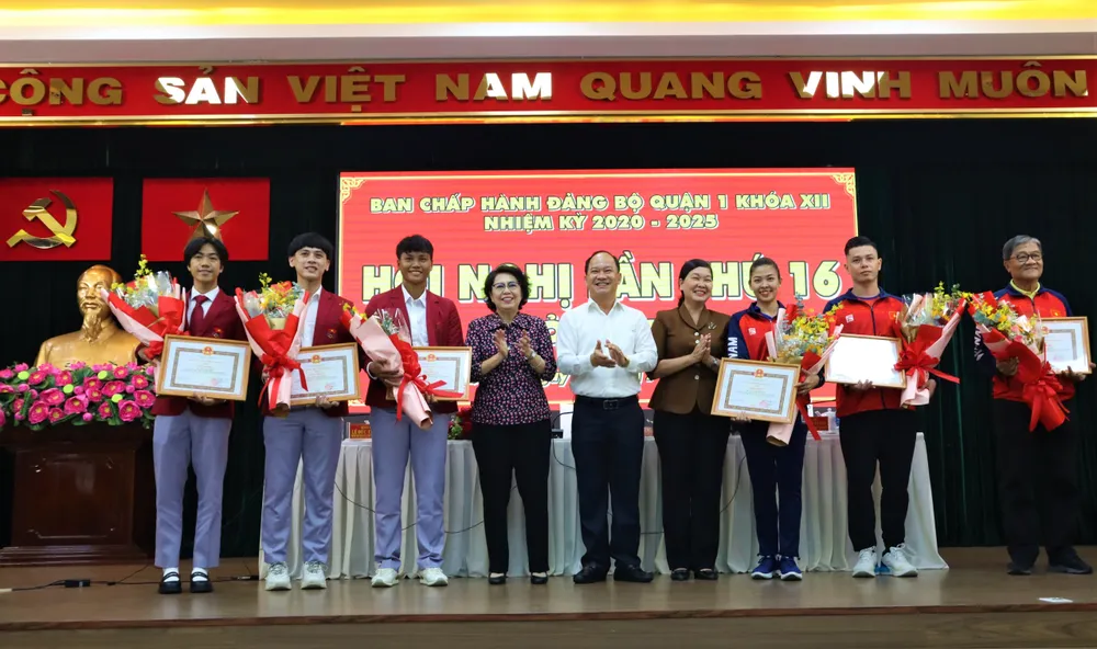 Lãnh đạo quận 1 khen thưởng các cá nhân đạt thành tích cao tại Đại hội thể thao Đông Nam Á lần thứ 32