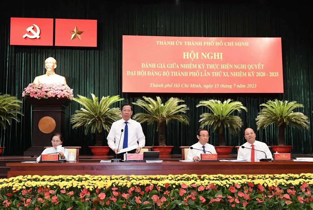 Các đồng chí chủ trì hội nghị. Ảnh: VIỆT DŨNG