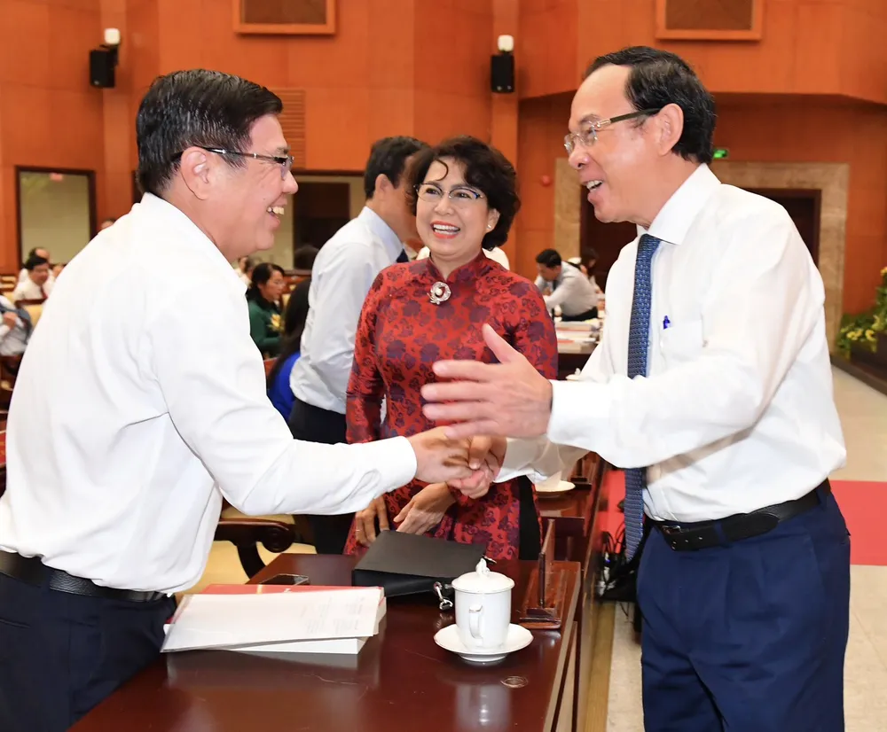 Bí thư Thành uỷ TPHCM Nguyễn Văn Nên trao đổi với đại biểu tham dự hội nghị. Ảnh: VIỆT DŨNG