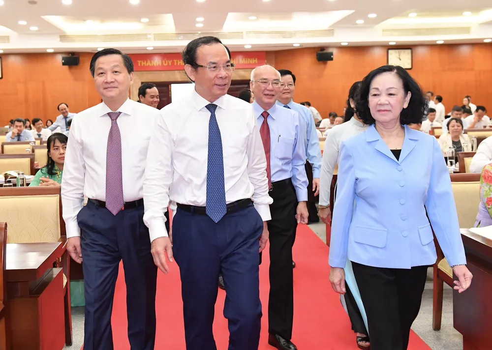 Thường trực Ban Bí thư Trương Thị Mai cùng các đồng chí lãnh đạo Trung ương và TPHCM tham dự hội nghị sơ kết giữa nhiệm kỳ Đại hội Đảng bộ TPHCM lần thứ XI. Ảnh: VIỆT DŨNG