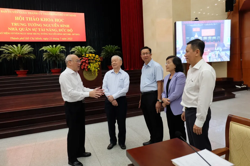 Trưởng Ban Tuyên giáo Thành ủy TPHCM Phan Nguyễn Như Khuê cùng các đồng chí nguyên lãnh đạo TPHCM trao đổi trước khi hội thảo diễn ra