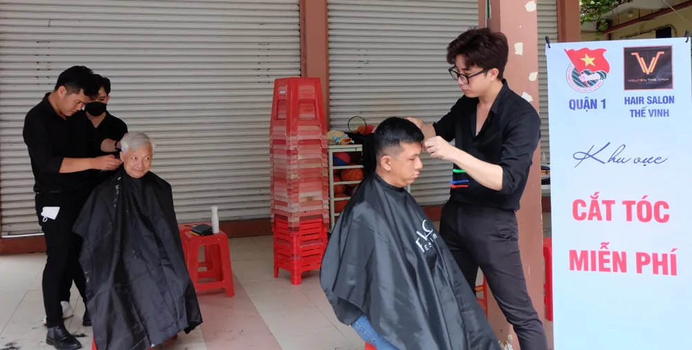 Người dân cắt tóc miễn phí tại ngày hội