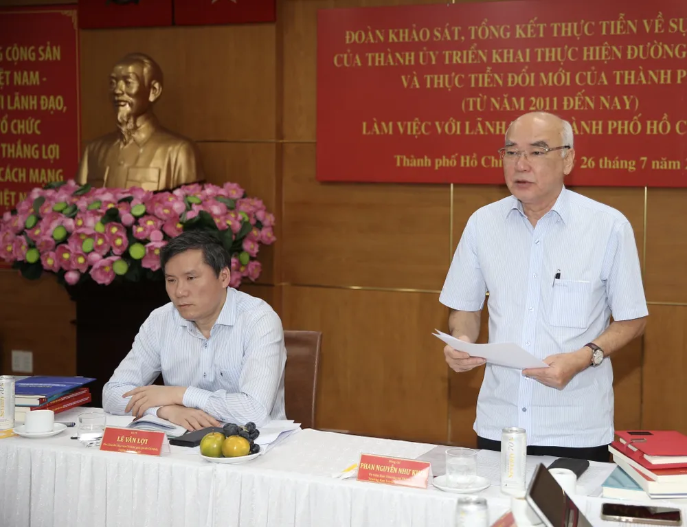 Trưởng Ban Tuyên giáo Thành ủy TPHCM Phan Nguyễn Như Khuê trao đổi với đoàn khảo sát