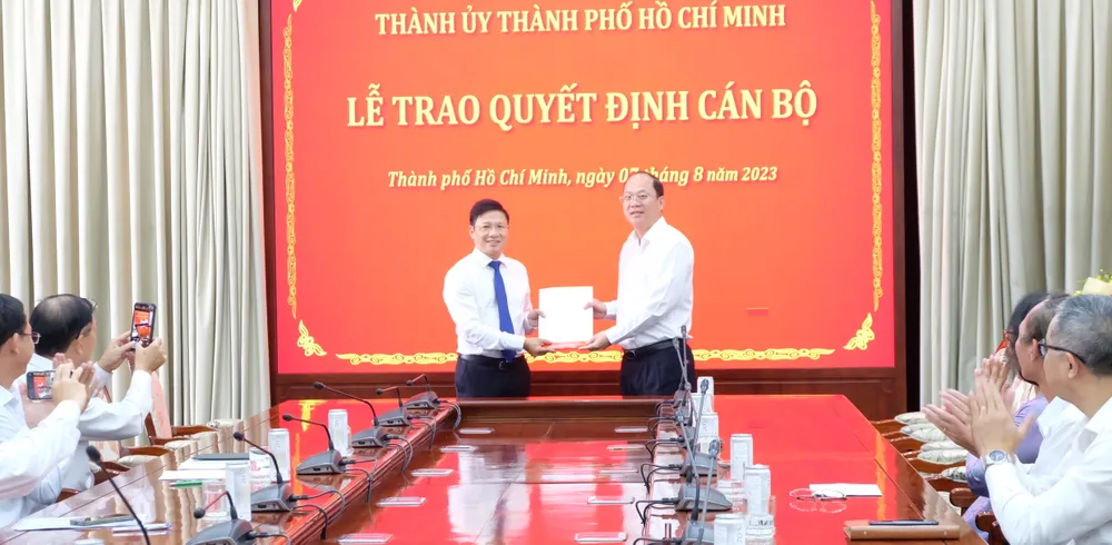 Phó Bí thư Thành ủy TPHCM Nguyễn Hồ Hải trao quyết định công nhận Ủy viên Ban Thường vụ Đảng ủy, Bí thư Đảng ủy Khối Ngân hàng TPHCM nhiệm kỳ 2020-2025 đối với đồng chí Võ Minh Tuấn