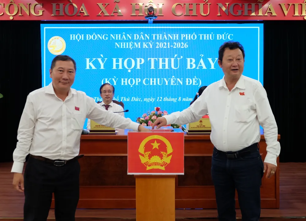 Các đại biểu bỏ phiếu bầu Trưởng, Phó các ban HĐND TP Thủ Đức