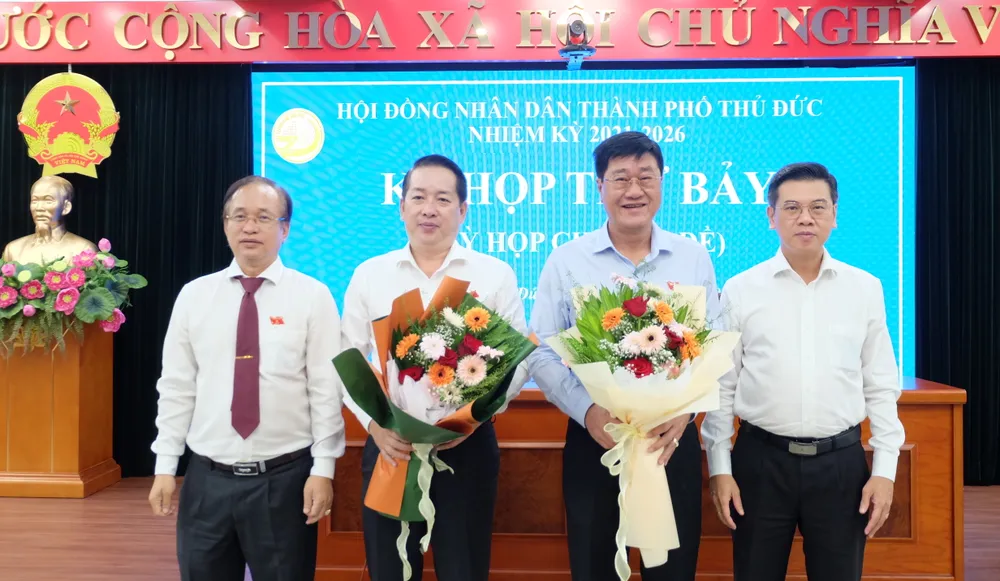 Phó Chủ tịch HĐND TPHCM Nguyễn Văn Dũng và Chủ tịch HĐND TP Thủ Đức Nguyễn Phước Hưng tặng hoa chúc mừng đồng chí Bùi Văn Phúc và đồng chí Kiều Ngọc Vũ