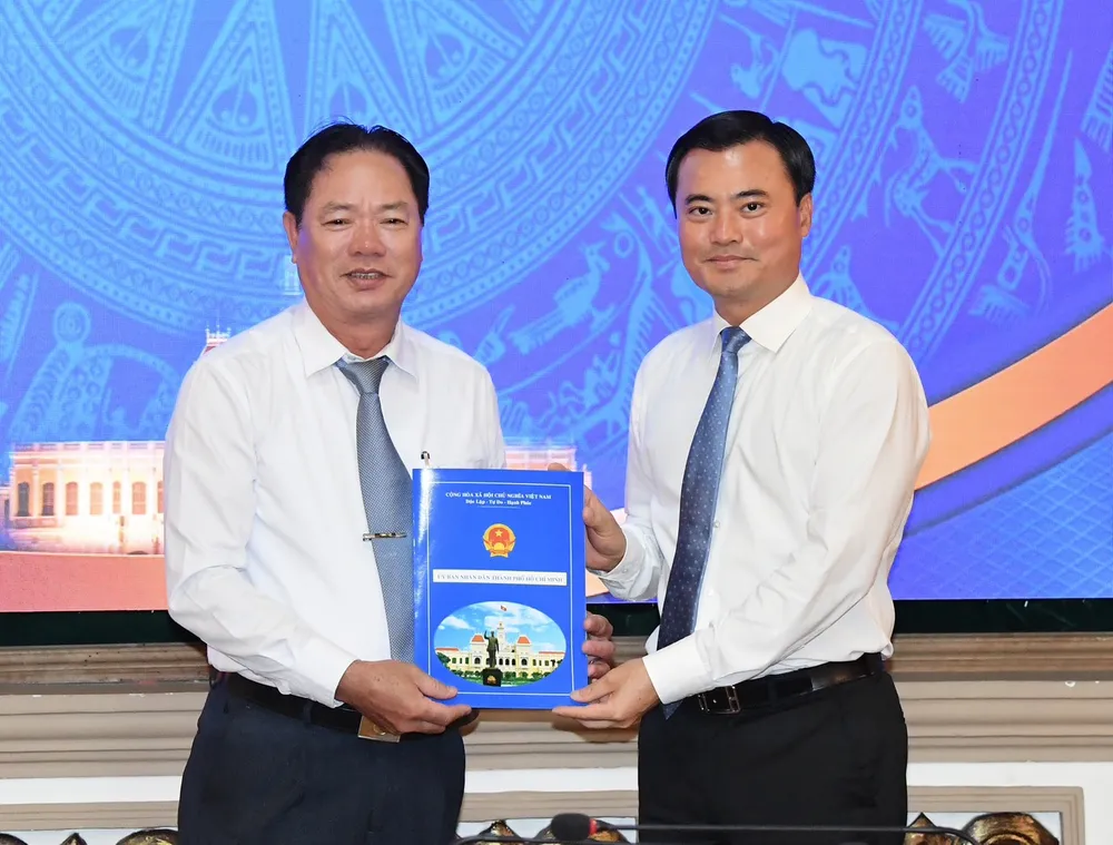 Phó Chủ tịch UBND Bùi Xuân Cường trao quyết định tiếp nhận và bổ nhiệm chức danh Phó Trưởng ban Quản lý Khu vực phát triển đô thị Tây Bắc TPHCM đối với ông Nguyễn Phong Nhật. Ảnh VIỆT DŨNG