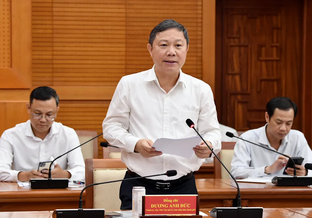 Phó Chủ tịch UBND TPHCM Dương Anh Đức báo cáo với đoàn công tác về tình hình thực hiện Chỉ thị 37 của TPHCM. Ảnh: VIỆT DŨNG