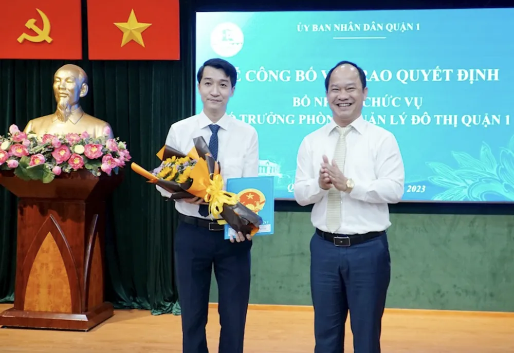 Chủ tịch UBND quận 1 Lê Đức Thanh trao quyết định bổ nhiệm chức danh Phó Trưởng Phòng Quản lý đô thị quận cho ông Dương Thanh Bình - người trúng tuyển kỳ thi chức danh lãnh đạo, quản lý cấp phòng do UBND quận 1 tổ chức