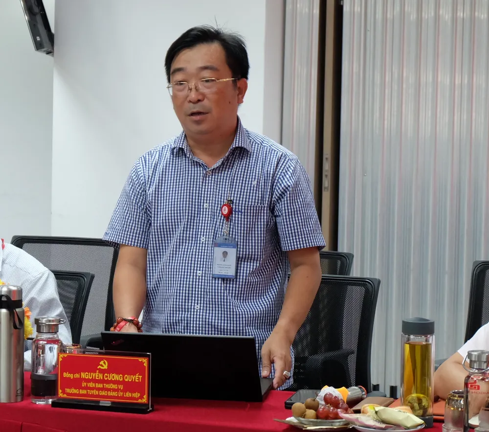 Trưởng Ban Tuyên giáo Đảng ủy Saigon Co.op Nguyễn Cương Quyết báo cáo với đoàn công tác về công tác tuyên giáo tại Saigon Co.op