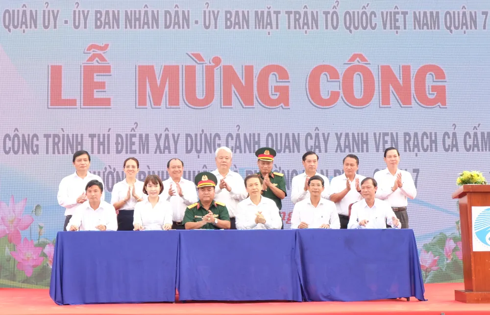 Các đơn vị ký kết tiếp tục công trình thí điểm xây dựng cảnh quan cây xanh gắn với tuyến đường ven rạch