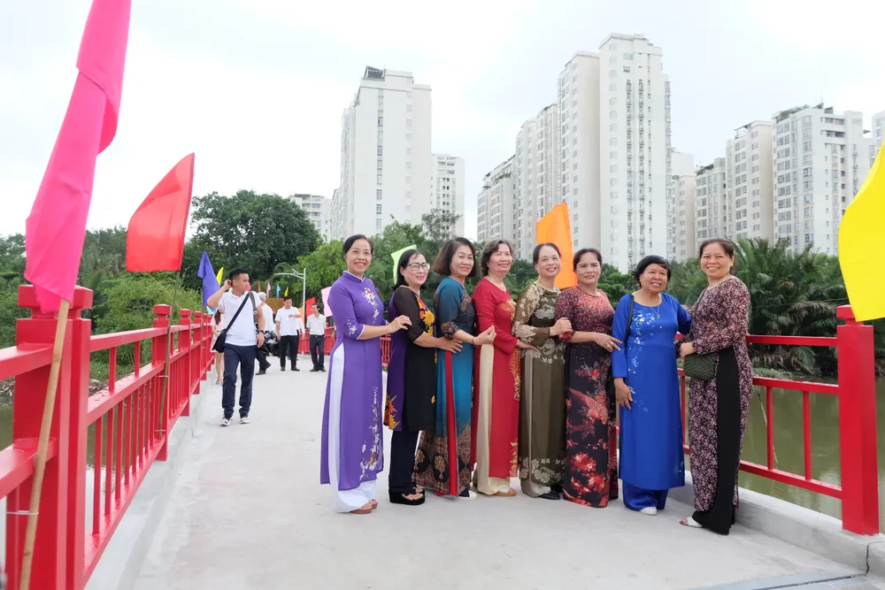 Người dân địa phương phấn khởi khi quận đưa cầu 525 Lê Văn Lương vào sử dụng