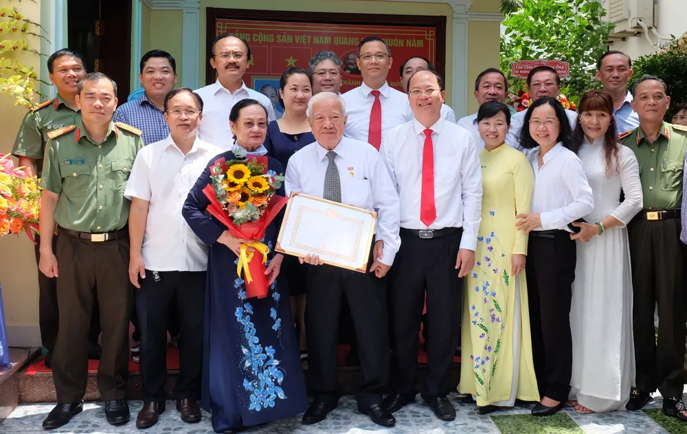 Lãnh đạo TPHCM và TP Thủ Đức chúc mừng Trung tướng Võ Thái Hòa. Ảnh: THU HƯỜNG