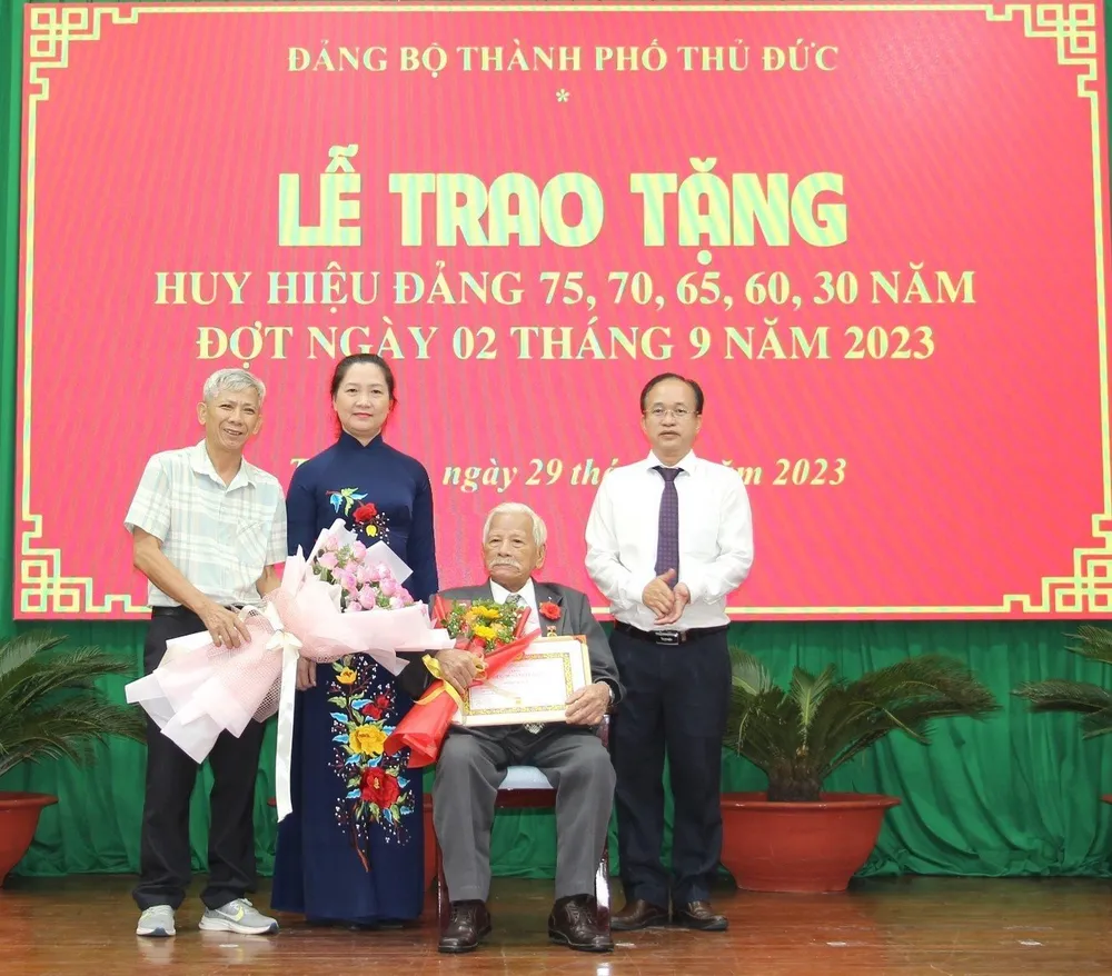 Phó Bí thư Thường trực Thành ủy TP Thủ Đức Nguyễn Phước Hưng trao Huy hiệu 75 năm tuổi Đảng đến đồng chí Đỗ Hữu Lợi