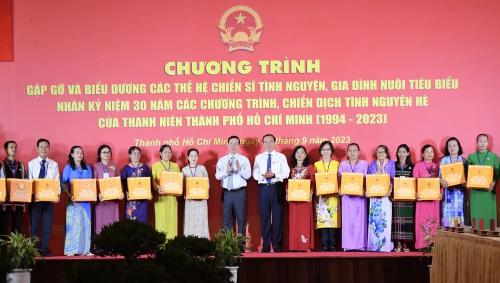 Chủ tịch nước Võ Văn Thưởng và Bí thư Thành ủy TPHCM Nguyễn Văn Nên tặng quà cho các đại biểu tham dự buổi gặp mặt. Ảnh: VIỆT DŨNG