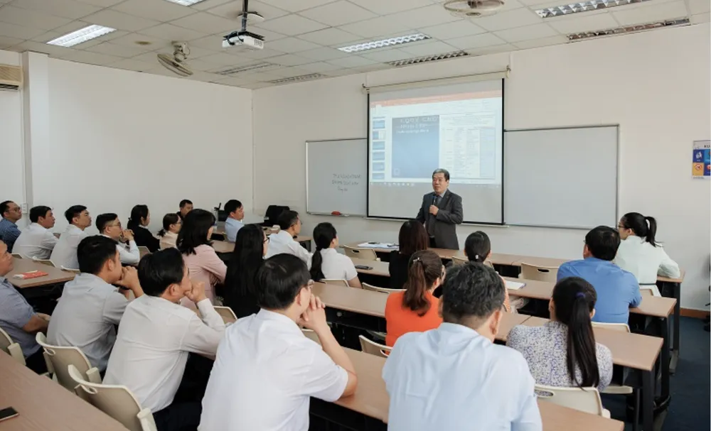 Quang cảnh buổi học trong chương trình đào tạo Thạc sĩ Chính sách công hệ Điều hành cao cấp cho đội ngũ cán bộ TPHCM do Ban Tổ chức Thành ủy TPHCM phối hợp với Trường ĐH Kinh tế TPHCM tổ chức