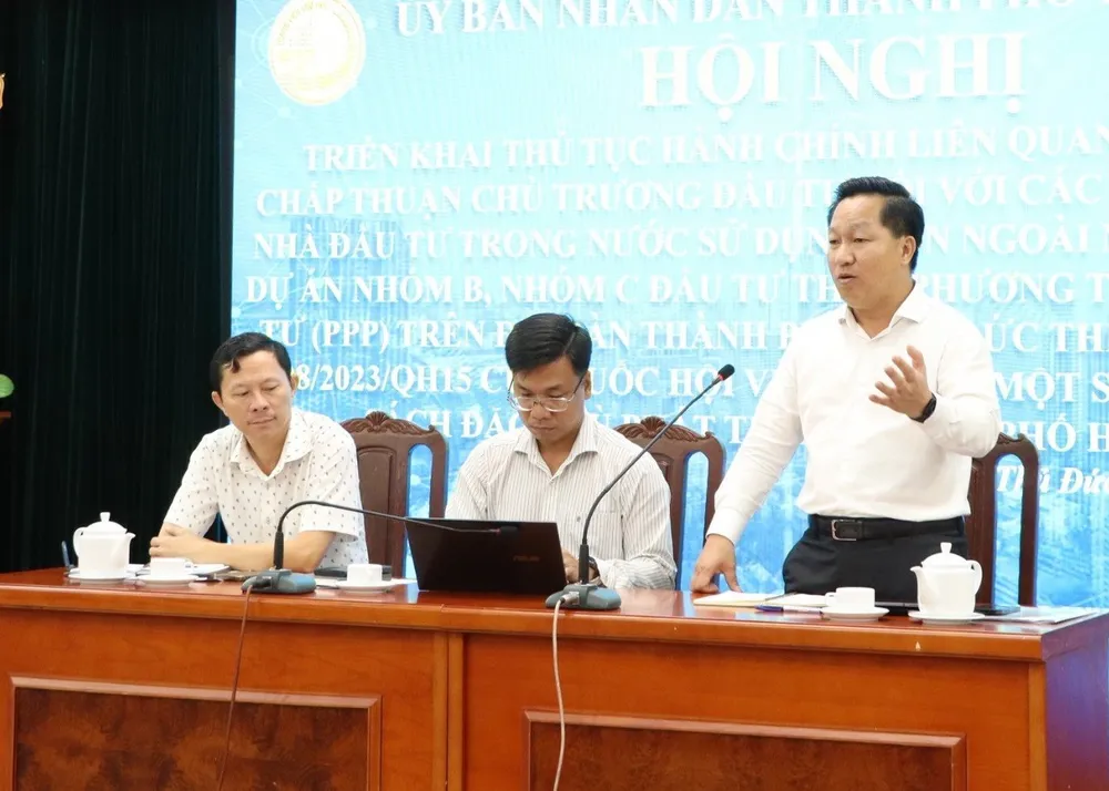 Chủ tịch UBND TP Thủ Đức Hoàng Tùng trao đổi với doanh nghiệp tại hội nghị Chủ tịch UBND TP Thủ Đức Hoàng Tùng trao đổi với doanh nghiệp tại hội nghị