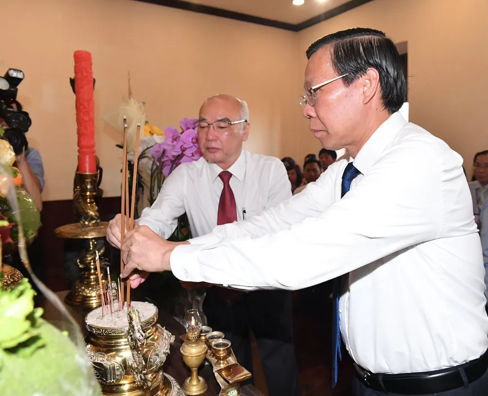 Chủ tịch UBND TPHCM Phan Văn Mãi và Trưởng Ban Tuyên giáo Thành ủy TPHCM Phan Nguyễn Như Khuê dâng hương lên Chủ tịch Hồ Chí Minh tại Bảo tàng Hồ Chí Minh - Chi nhánh TPHCM. Ảnh VIỆT DŨNG