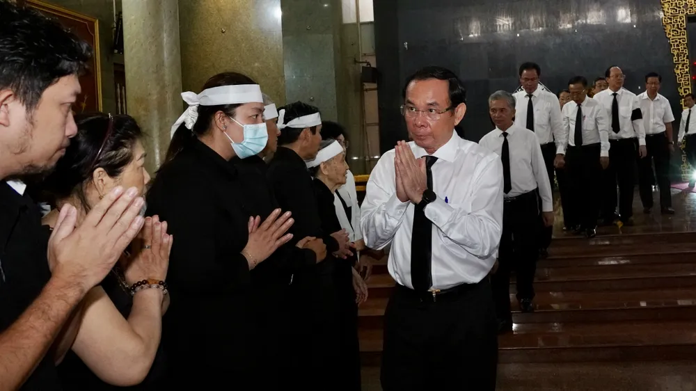 Bí thư Thành ủy TPHCM Nguyễn Văn Nên chia buồn cùng gia quyến đồng chí Nguyễn Ngọc Ẩn. Ảnh: HOÀNG HÙNG