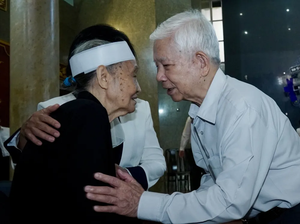 Đồng chí Nguyễn Minh Triết chia buồn cùng gia quyến đồng chí Nguyễn Ngọc Ẩn. Ảnh: HOÀNG HÙNG
