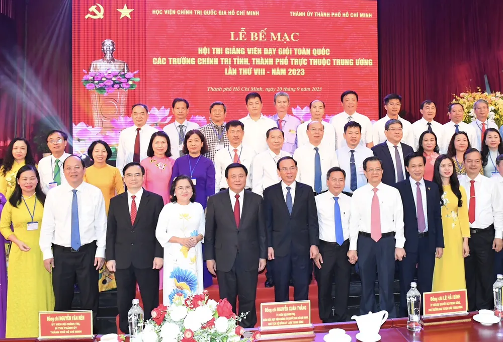 Các đồng chí trong Ban tổ chức hội thi chụp hình lưu niệm. Ảnh: VIỆT DŨNG