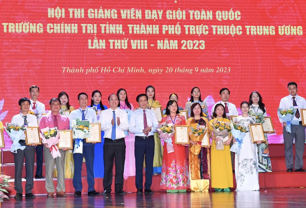 Các giảng viên nhận chứng nhận đạt danh hiệu giảng viên dạy giỏi. Ảnh: VIỆT DŨNG