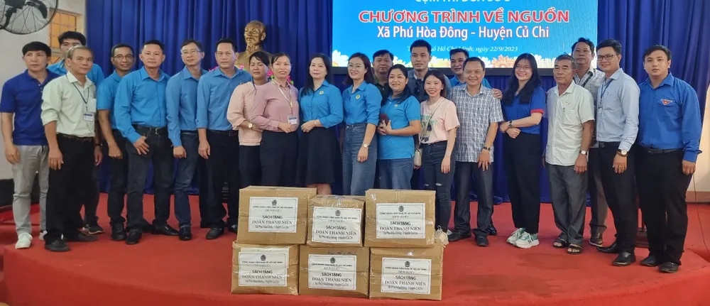 Các thành viên tham gia chuyến về nguồn của Cụm thi đua số 3 - Công đoàn Viên chức TPHCM