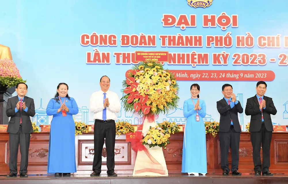 Phó Bí thư Thành ủy TPHCM Nguyễn Hồ Hải tặng hoa của Thành ủy - HĐND - UBND - Ủy ban MTTQ Việt Nam TPHCM chúc mừng đại hội. Ảnh: VIỆT DŨNG Phó Bí thư Thành ủy TPHCM Nguyễn Hồ Hải tặng hoa của Thành ủy - HĐND - UBND - Ủy ban MTTQ Việt Nam TPHCM chúc mừng đại hội. Ảnh: VIỆT DŨNG