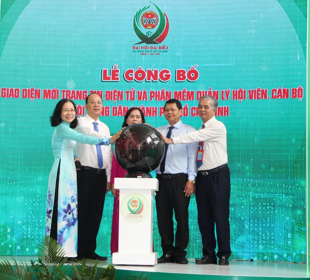 Dịp này, Hội Nông dân TPHCM ra mắt giao diện mới Trang tin điện tử và phần mềm quản lý hội viên, cán bộ hội. Ảnh: TRẦN YÊN