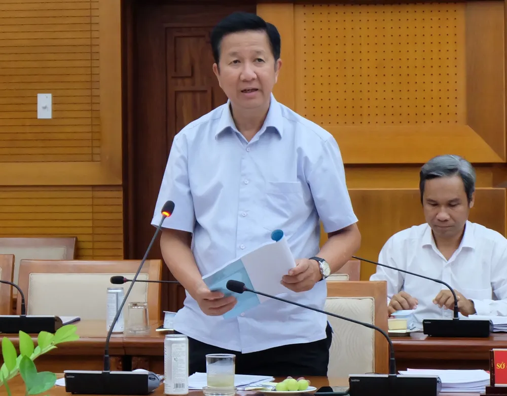 Phó Trưởng Ban Tuyên giáo Thành ủy TPHCM Phạm Đức Hải báo cáo với đoàn công tác