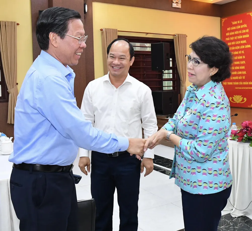 Đồng chí Phan Văn Mãi trao đổi với các đồng chí lãnh đạo quận 1. Ảnh: VIỆT DŨNG