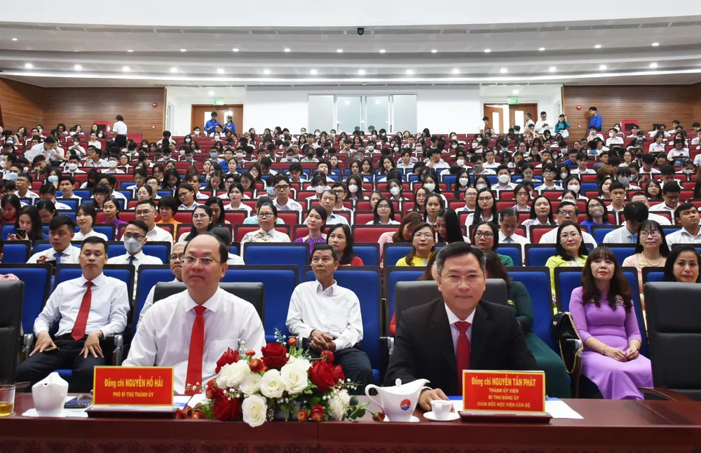 Các đồng chí lãnh đạo, giảng viên và sinh viên Học viện Cán bộ TPHCM trong ngày khai giảng năm học mới. Ảnh: THANH TIÊN Các đồng chí lãnh đạo, giảng viên và sinh viên Học viện Cán bộ TPHCM trong ngày khai giảng năm học mới. Ảnh: THANH TIÊN