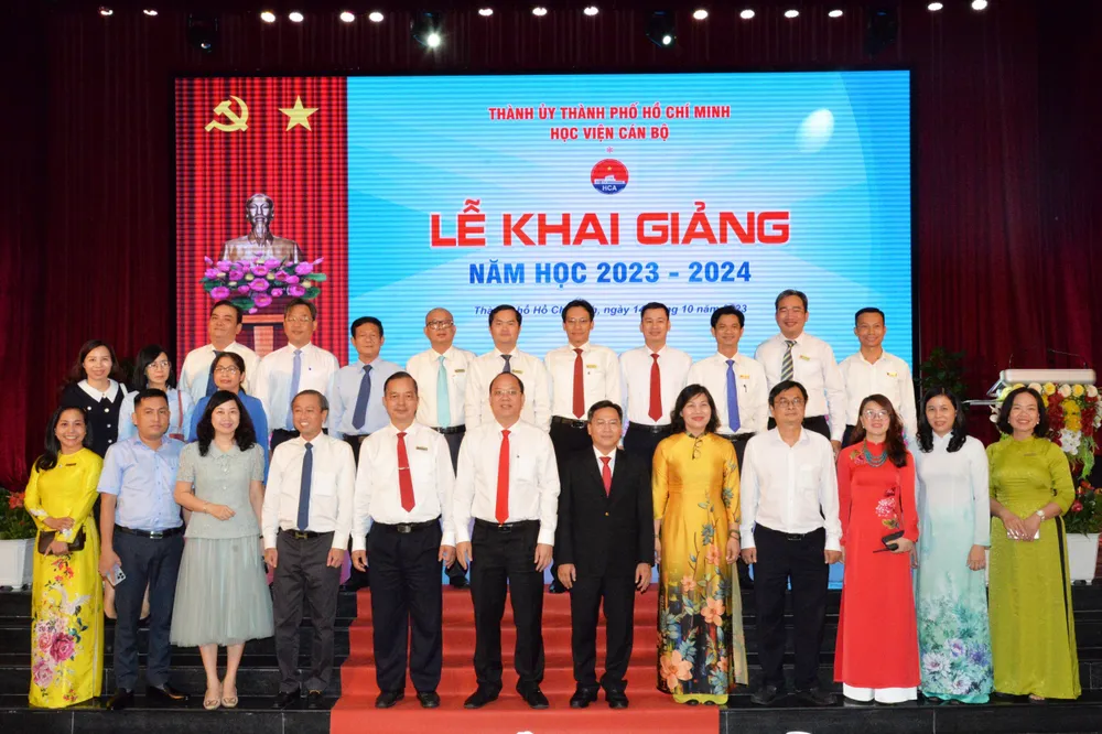 Lãnh đạo TPHCM và tập thể Ban Giám đốc, giảng viên Học viện Cán bộ TPHCM tại Lễ khai giảng năm học mới. Ảnh THANH TIÊN Lãnh đạo TPHCM và tập thể Ban Giám đốc, giảng viên Học viện Cán bộ TPHCM tại Lễ khai giảng năm học mới. Ảnh THANH TIÊN