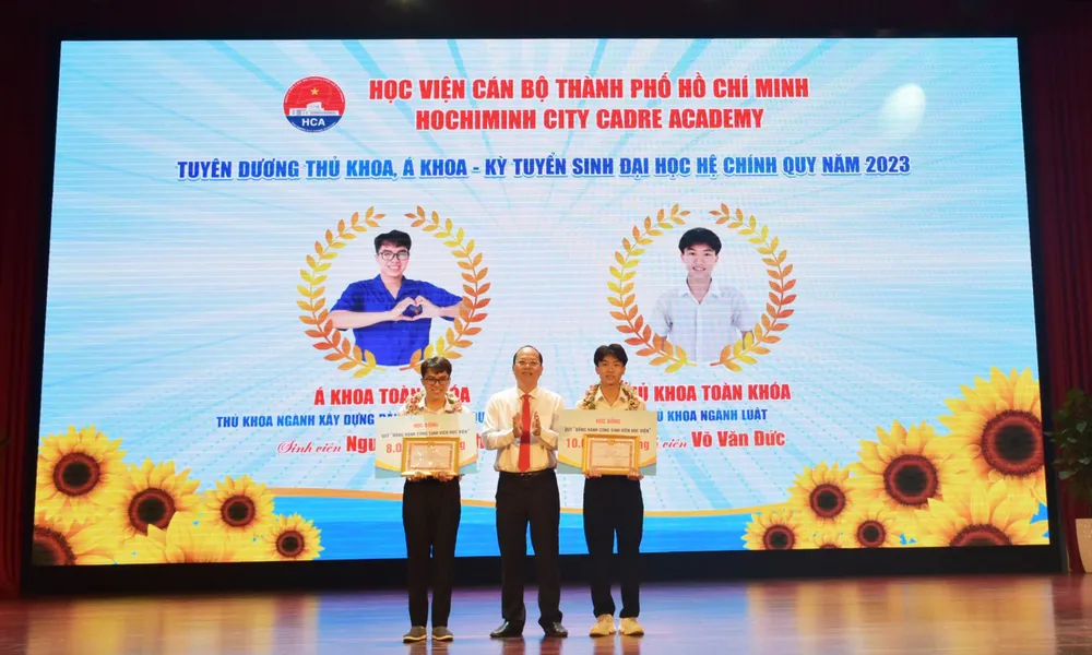 Phó Bí thư Thành ủy TPHCM Nguyễn Hồ Hải khen thưởng sinh viên thủ khoa và á khoa toàn khóa của Học viện Cán bộ TPHCM năm học 2023-2024. Ảnh THANH TIÊN Phó Bí thư Thành ủy TPHCM Nguyễn Hồ Hải khen thưởng sinh viên thủ khoa và á khoa toàn khóa của Học viện Cán bộ TPHCM năm học 2023-2024. Ảnh THANH TIÊN