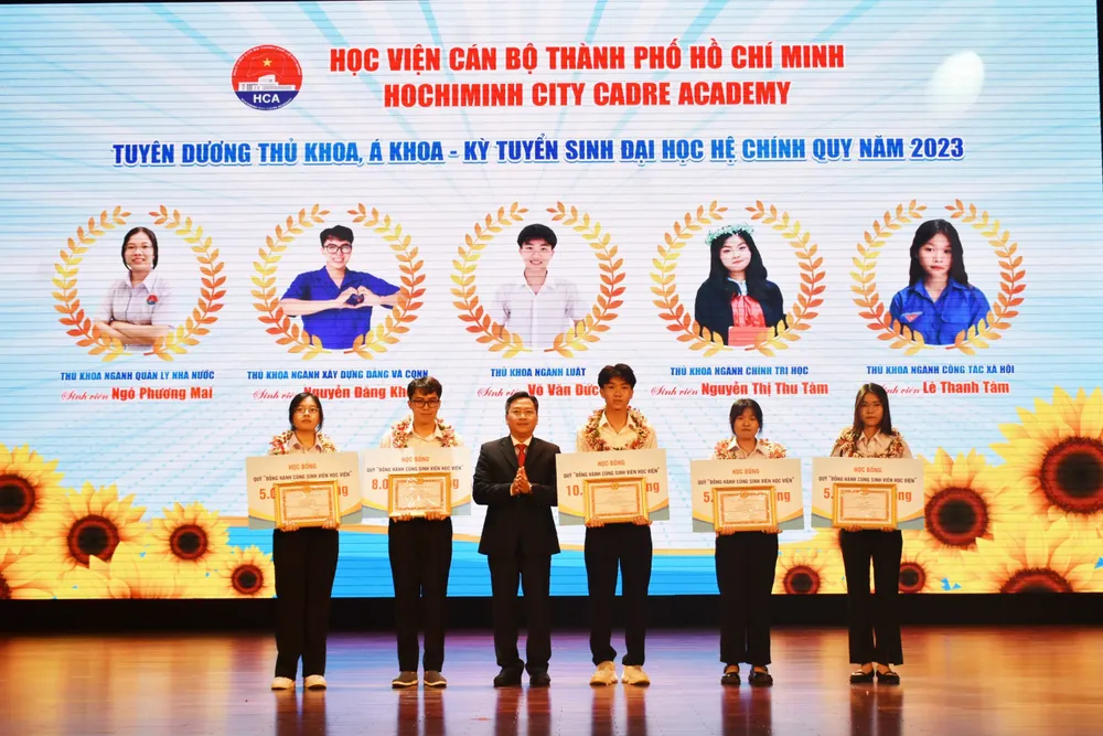 PGS-TS Nguyễn Tấn Phát khen thưởng sinh viên thủ khoa và á khoa ngành của học viện năm học 2023-2024. Ảnh THANH TIÊN PGS-TS Nguyễn Tấn Phát khen thưởng sinh viên thủ khoa và á khoa ngành của học viện năm học 2023-2024. Ảnh THANH TIÊN