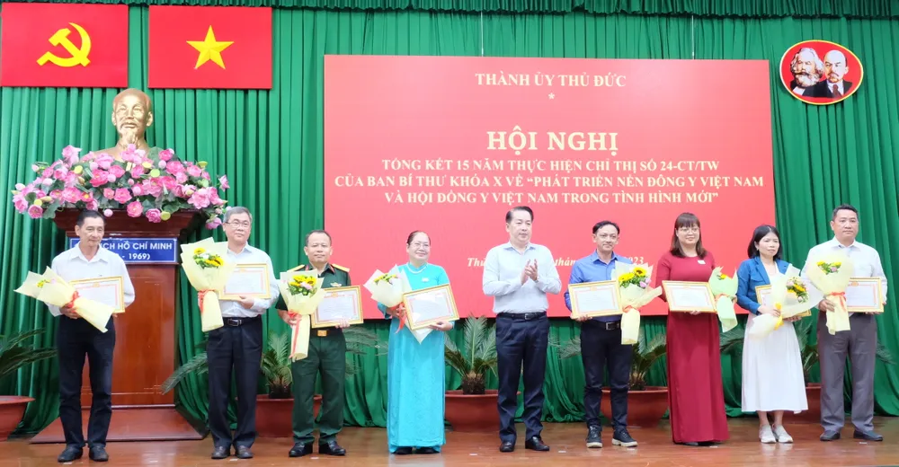 Trưởng Ban Tuyên giáo Thành ủy TP Thủ Đức Kiều Ngọc Vũ trao khen thưởng cho các cá nhân Trưởng Ban Tuyên giáo Thành ủy TP Thủ Đức Kiều Ngọc Vũ trao khen thưởng cho các cá nhân