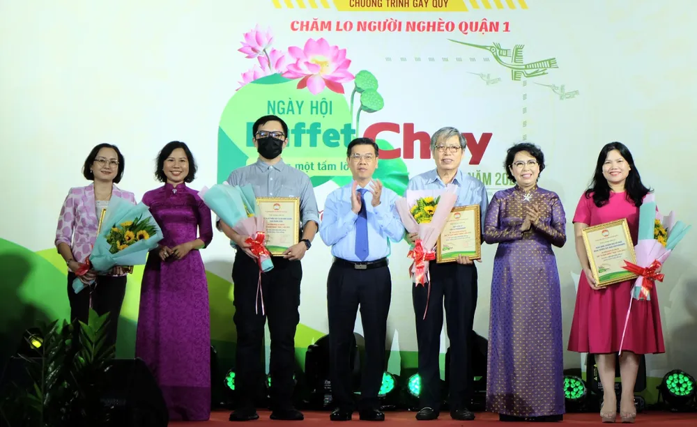 Lãnh đạo TPHCM và lãnh đạo quận 1 tặng thư cảm ơn mạnh thường quân tham gia ủng hộ Quỹ "Vì người nghèo" quận 1 trong ngày hội buffet chay 2023 Lãnh đạo TPHCM và lãnh đạo quận 1 tặng thư cảm ơn mạnh thường quân tham gia ủng hộ Quỹ "Vì người nghèo" quận 1 trong ngày hội buffet chay 2023