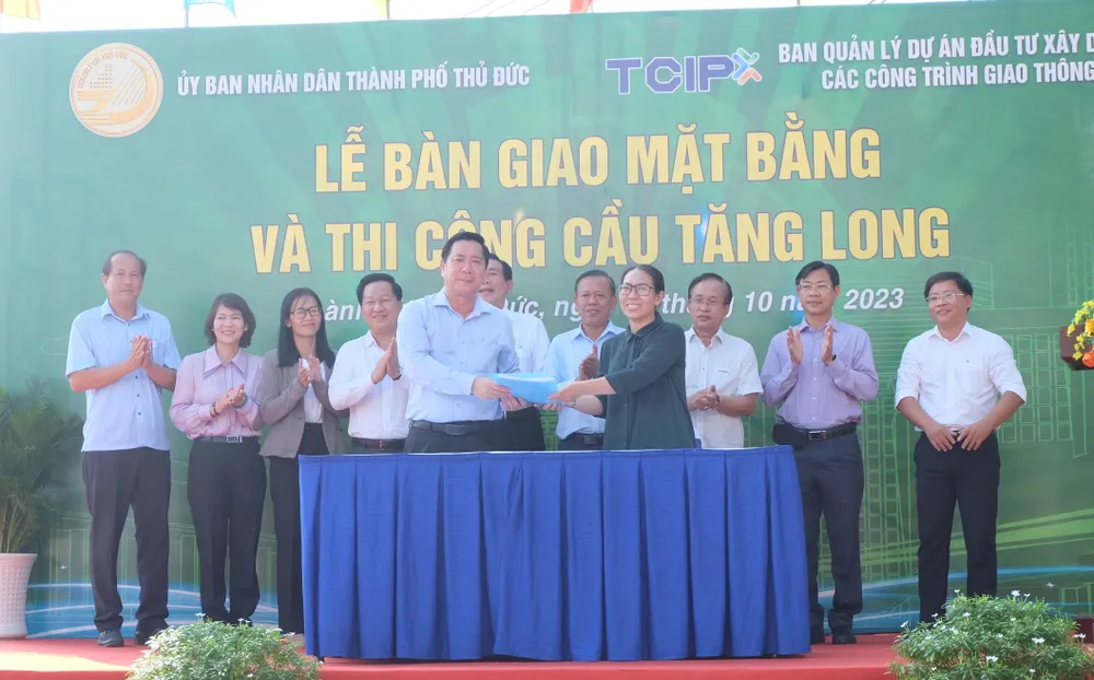UBND TP Thủ Đức và Ban Quản lý dự án đầu tư xây dựng các công trình giao thông TPHCM ký kết triển khai dự án. Ảnh: THU HƯỜNG UBND TP Thủ Đức và Ban Quản lý dự án đầu tư xây dựng các công trình giao thông TPHCM ký kết triển khai dự án. Ảnh: THU HƯỜNG