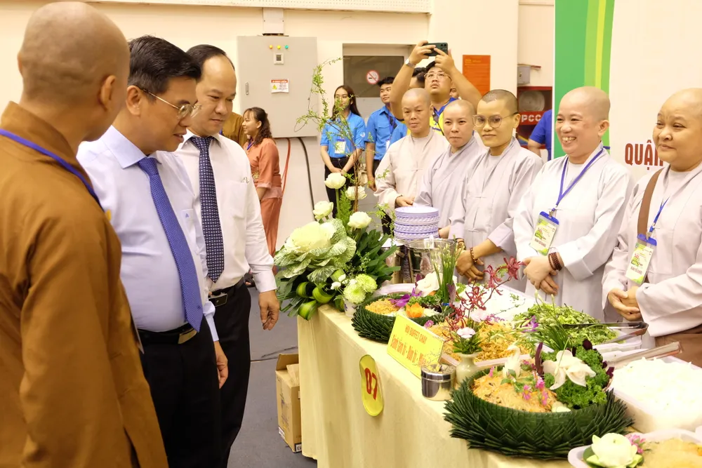 Phó Chủ tịch HĐND TPHCM Nguyễn Văn Dũng và Chủ tịch UBND quận 1 Lê Đức Thanh tham quan các gian ẩm thực tại ngày hội Phó Chủ tịch HĐND TPHCM Nguyễn Văn Dũng và Chủ tịch UBND quận 1 Lê Đức Thanh tham quan các gian ẩm thực tại ngày hội