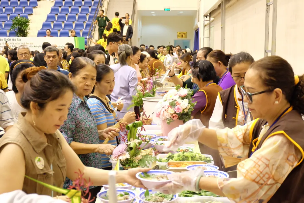 Đông đảo người dân TPHCM tham gia ngày hội buffet chay quận 1 Đông đảo người dân TPHCM tham gia ngày hội buffet chay quận 1