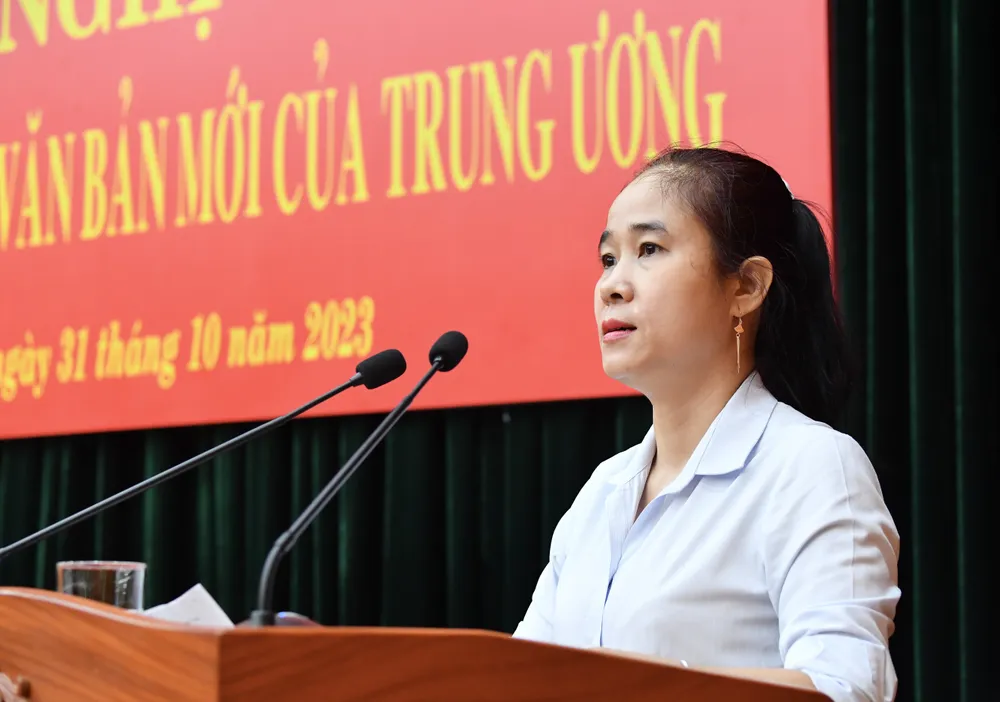 Đồng chí Lê Thị Hờ Rin quán triệt, triển khai Quy định 117 của Bộ Chính trị. Ảnh: VIỆT DŨNG