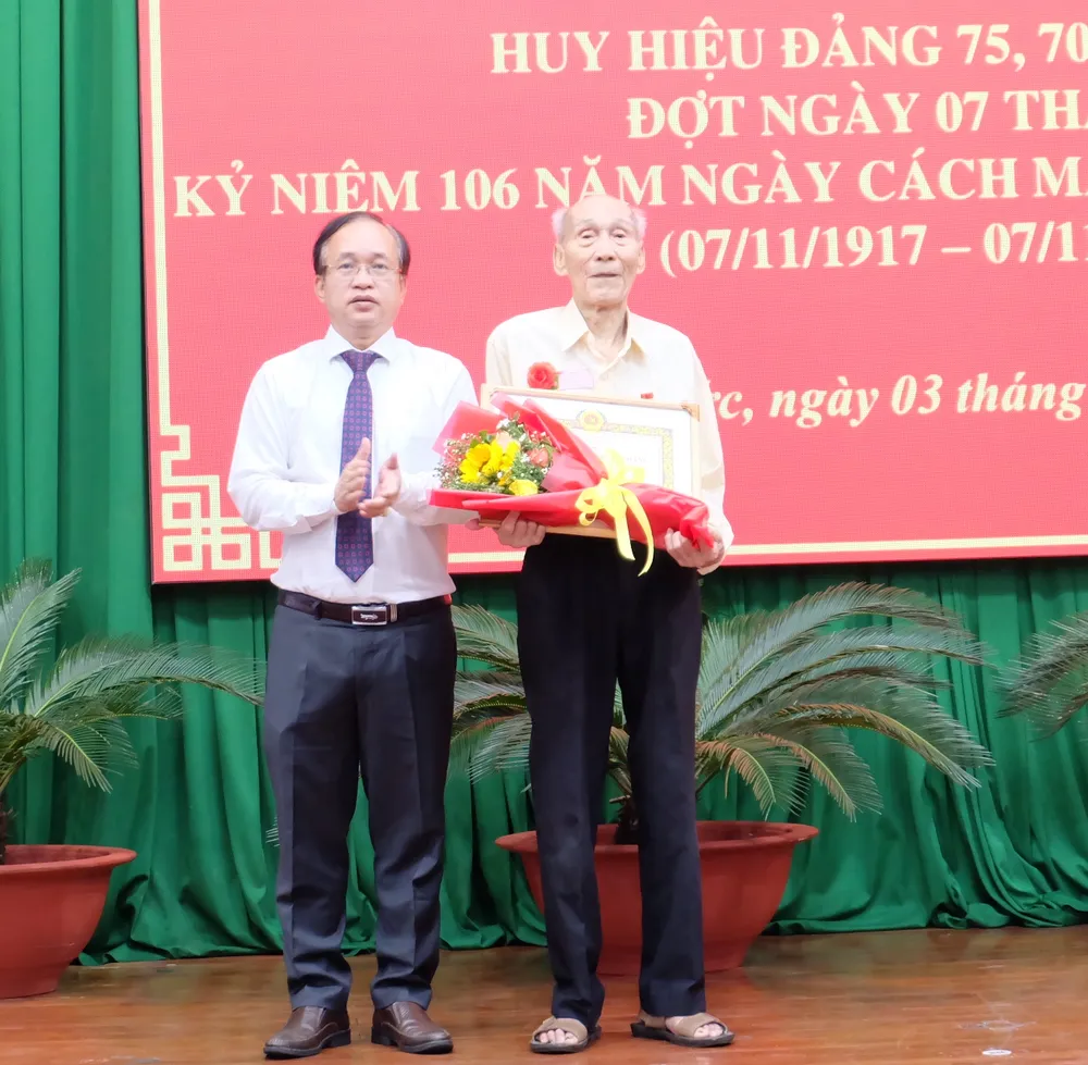 Phó Bí thư Thường trực Thành ủy TP Thủ Đức Nguyễn Phước Hưng trao Huy hiệu 75 năm tuổi Đảng đến đồng chí Võ Văn Hưỡn (Đảng bộ phường Tăng Nhơn Phú A)